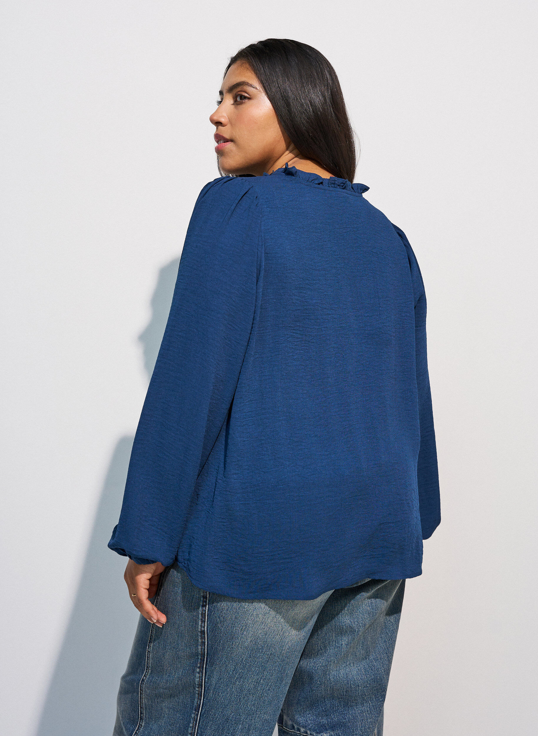 ZizziBluse med V-hals og heklet b&aring;nd, Bl&aring;, Model image number 2