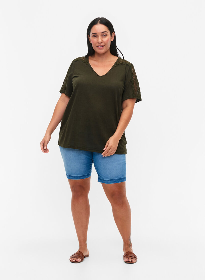 Kortermet bluse med blonder og V-hals, Forest Night, Model image number 2