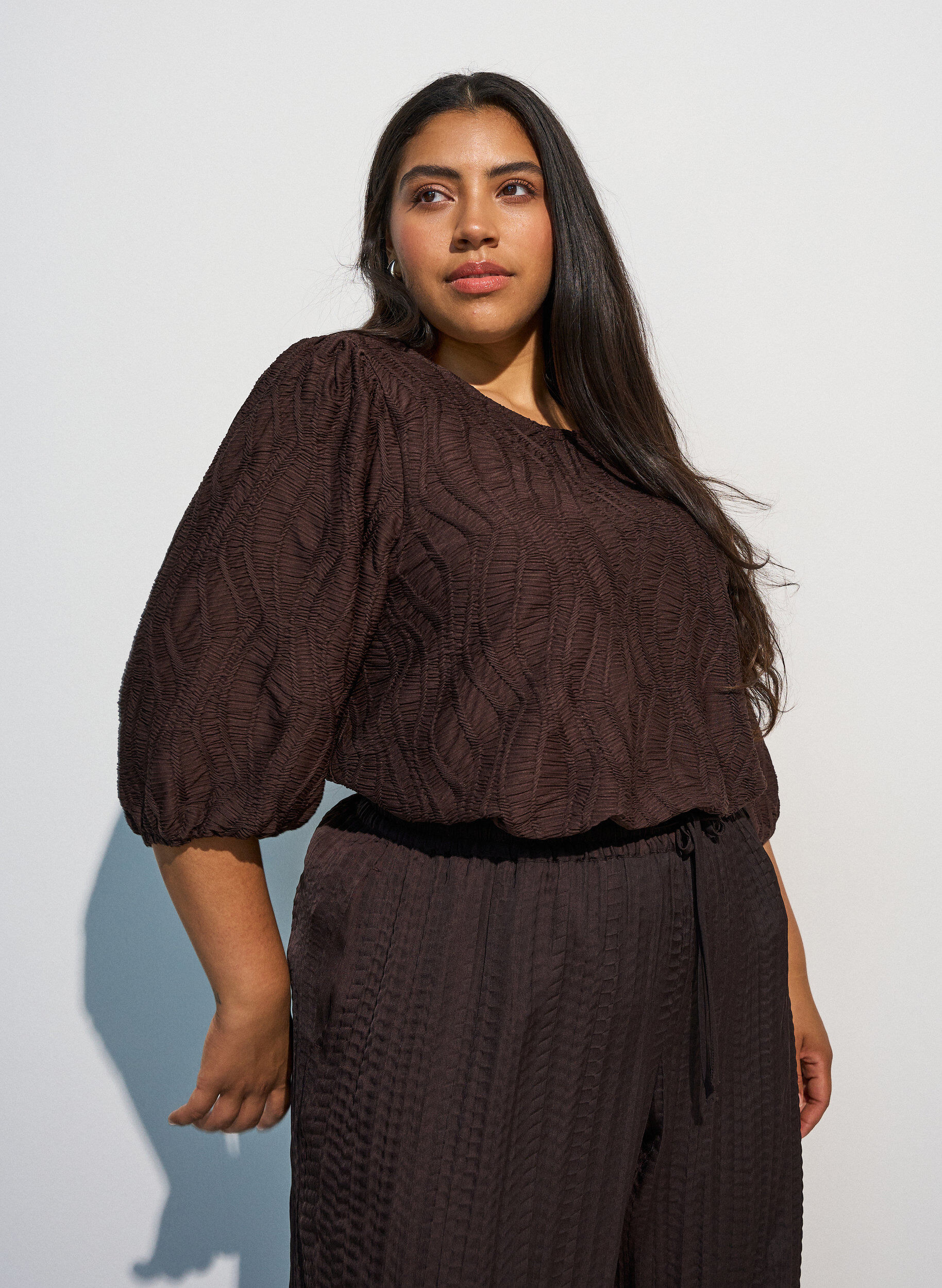 Bluse med tekstur og 3/4 ermer, Brun, Model