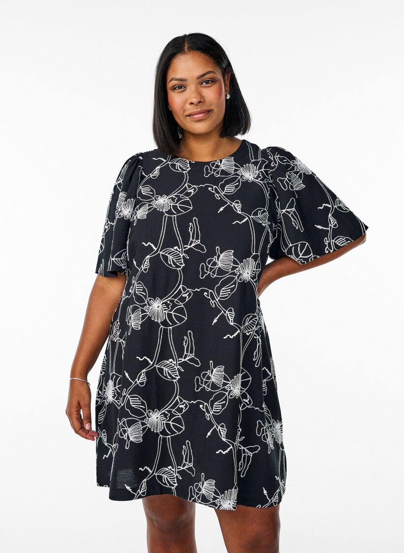 Kort A-formet kjole med brodert m&oslash;nster, Svart, Model image number 0