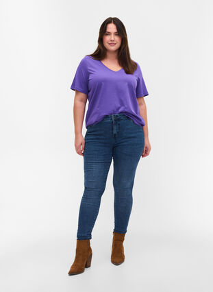 T-skjorte i organisk bomull med V-hals, Ultra Violet, Model image number 2