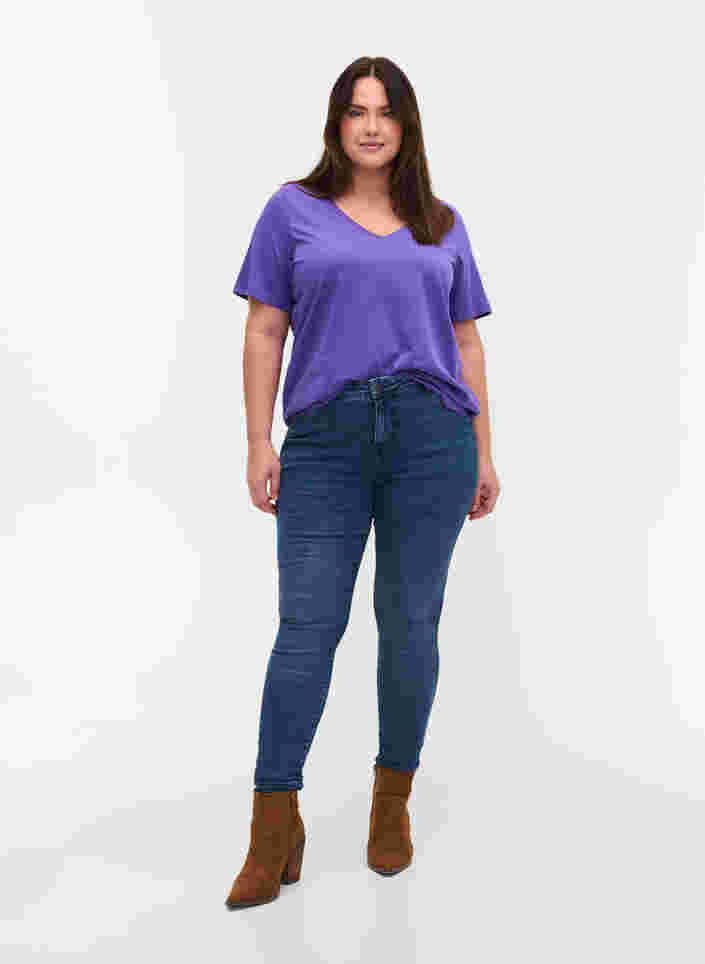 T-skjorte i organisk bomull med V-hals, Ultra Violet, Model image number 2