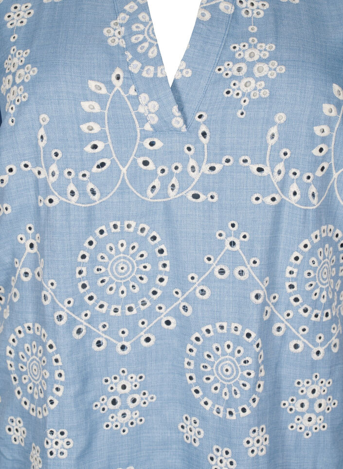 Kort kjole med et dekorativt hullmønster, Faded Denim w. White, Packshot