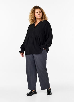 Zizzi Langermet bluse med V-hals, Black, Model image number 2