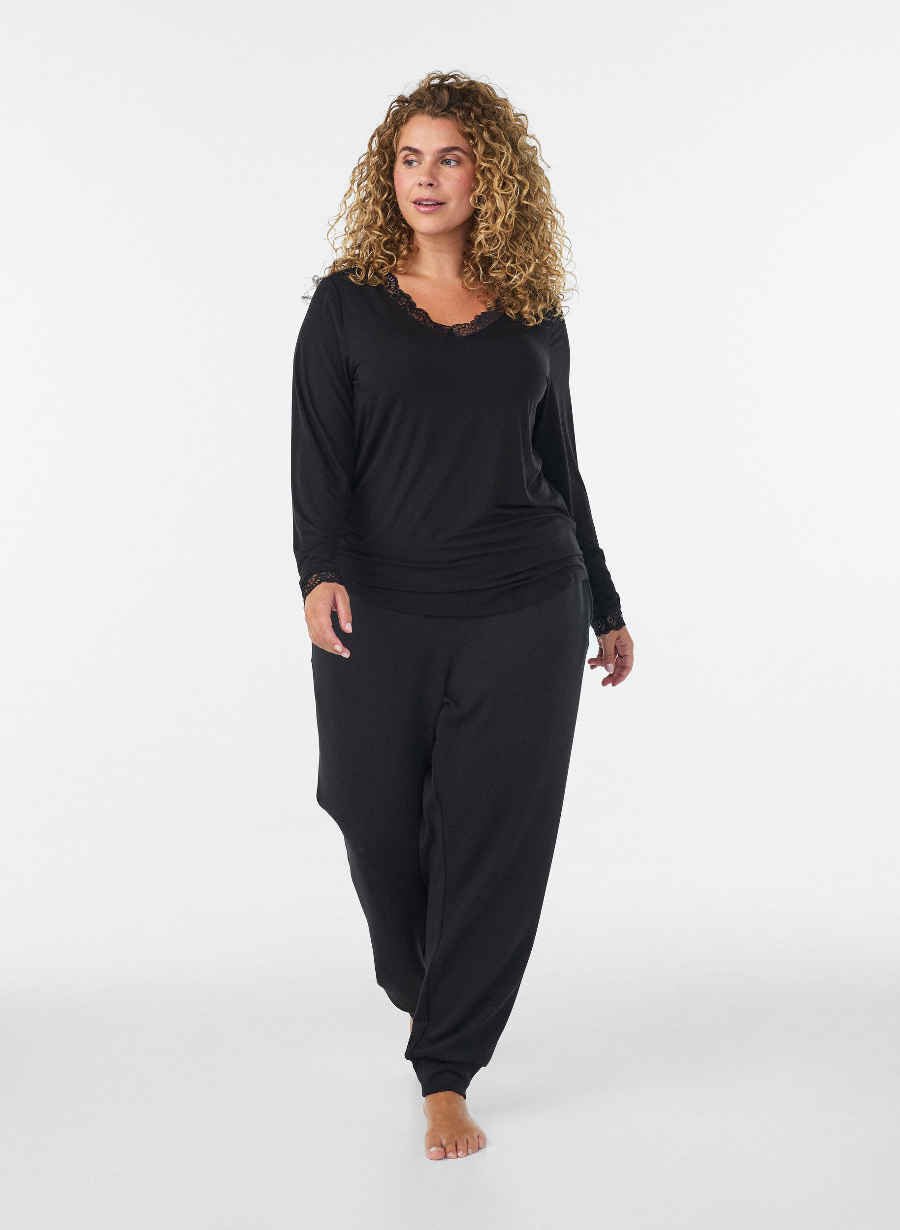 ZizziViskose bluse med blonder og V-hals, Svart, Model image number 1