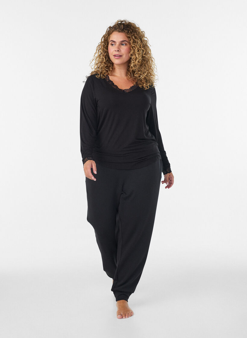 Viskose bluse med blonder og V-hals, Svart, Model image number 1