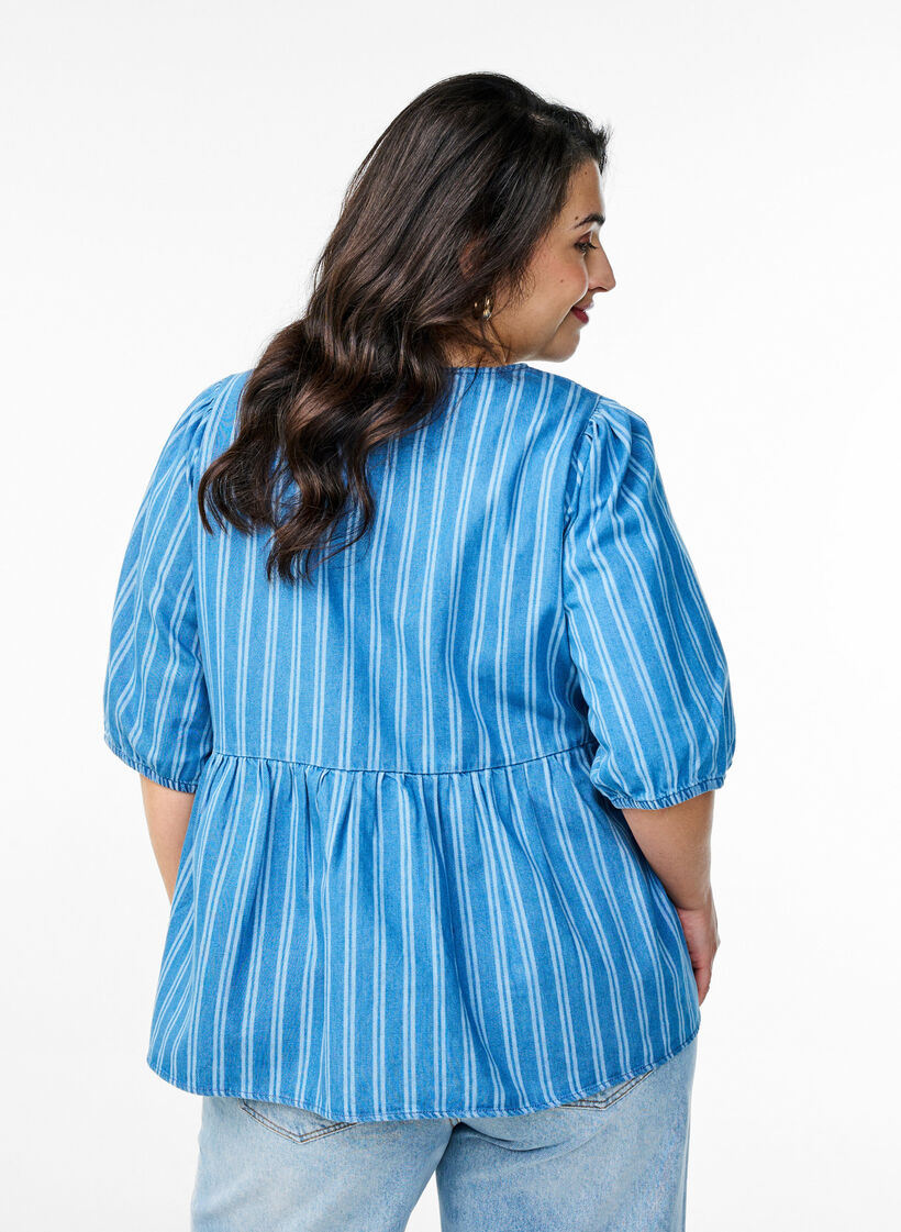 Kortermet denimbluse med stripemønster, Blue Denim Stripe, Model