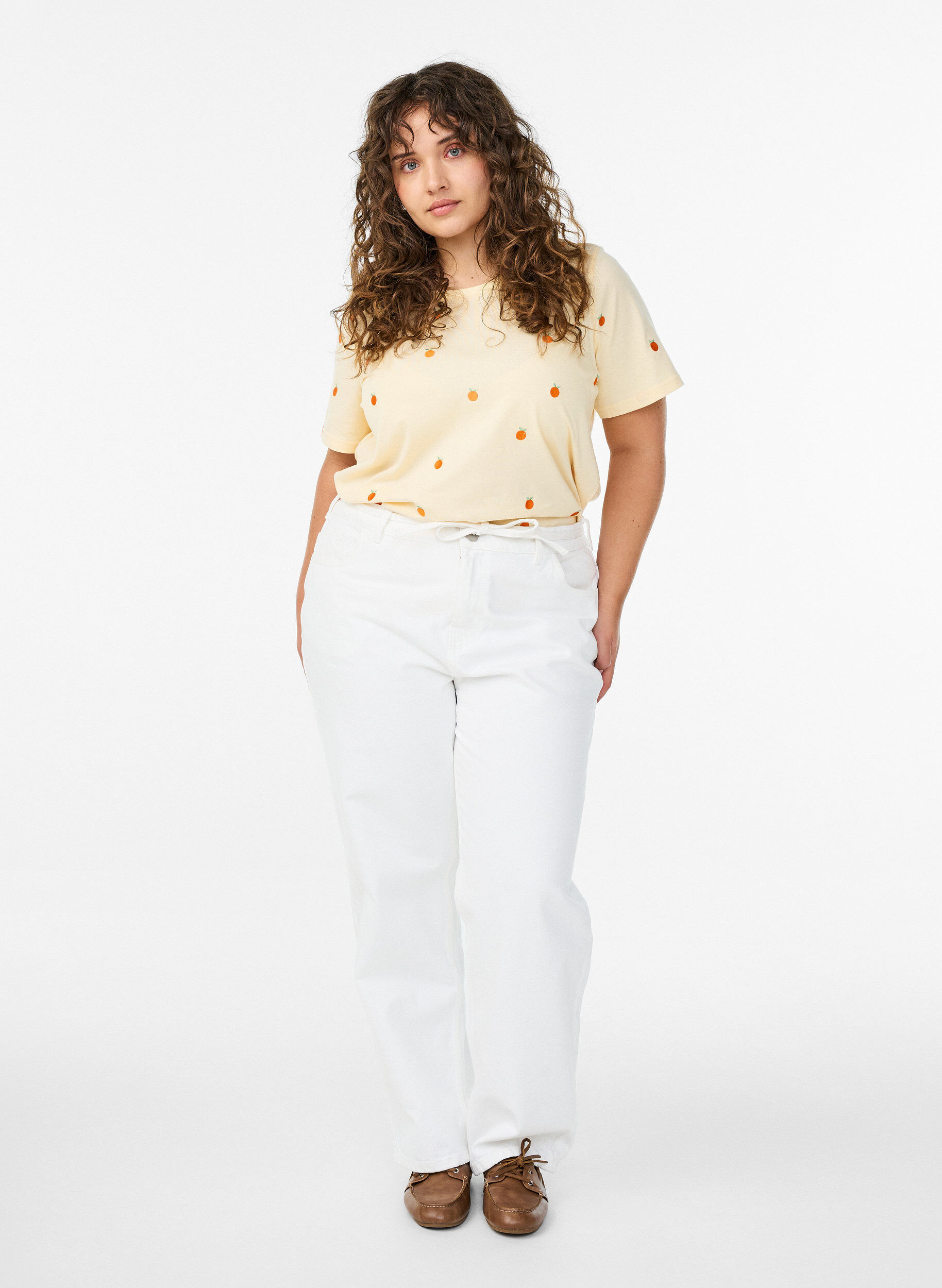 Zizzi T-skjorte i &oslash;kologisk bomull med broderte motiv, Gul, Model image number 1