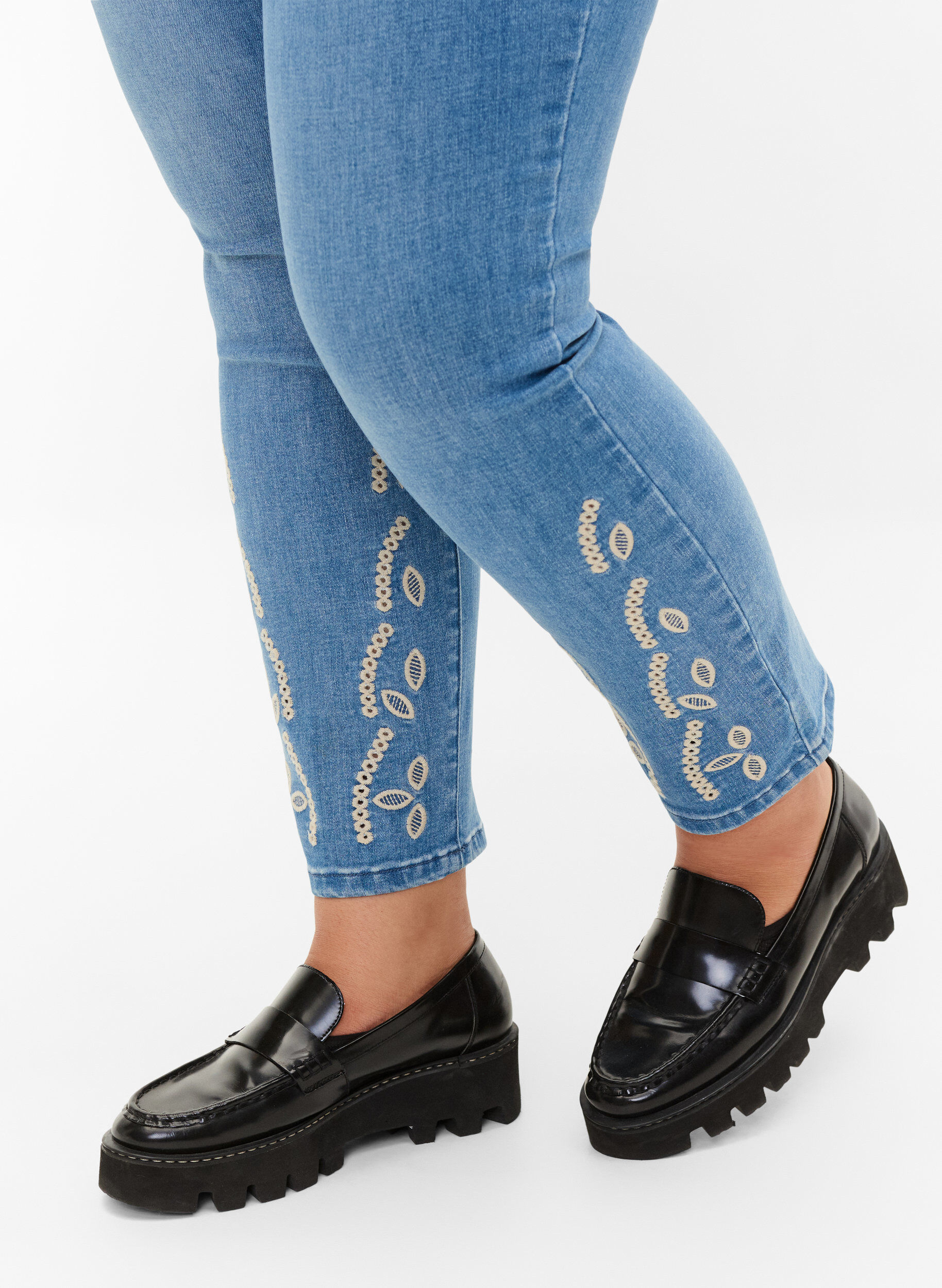 Zizzi Cropped Emily jeans med broderi, Blue denim, Model image number 3
