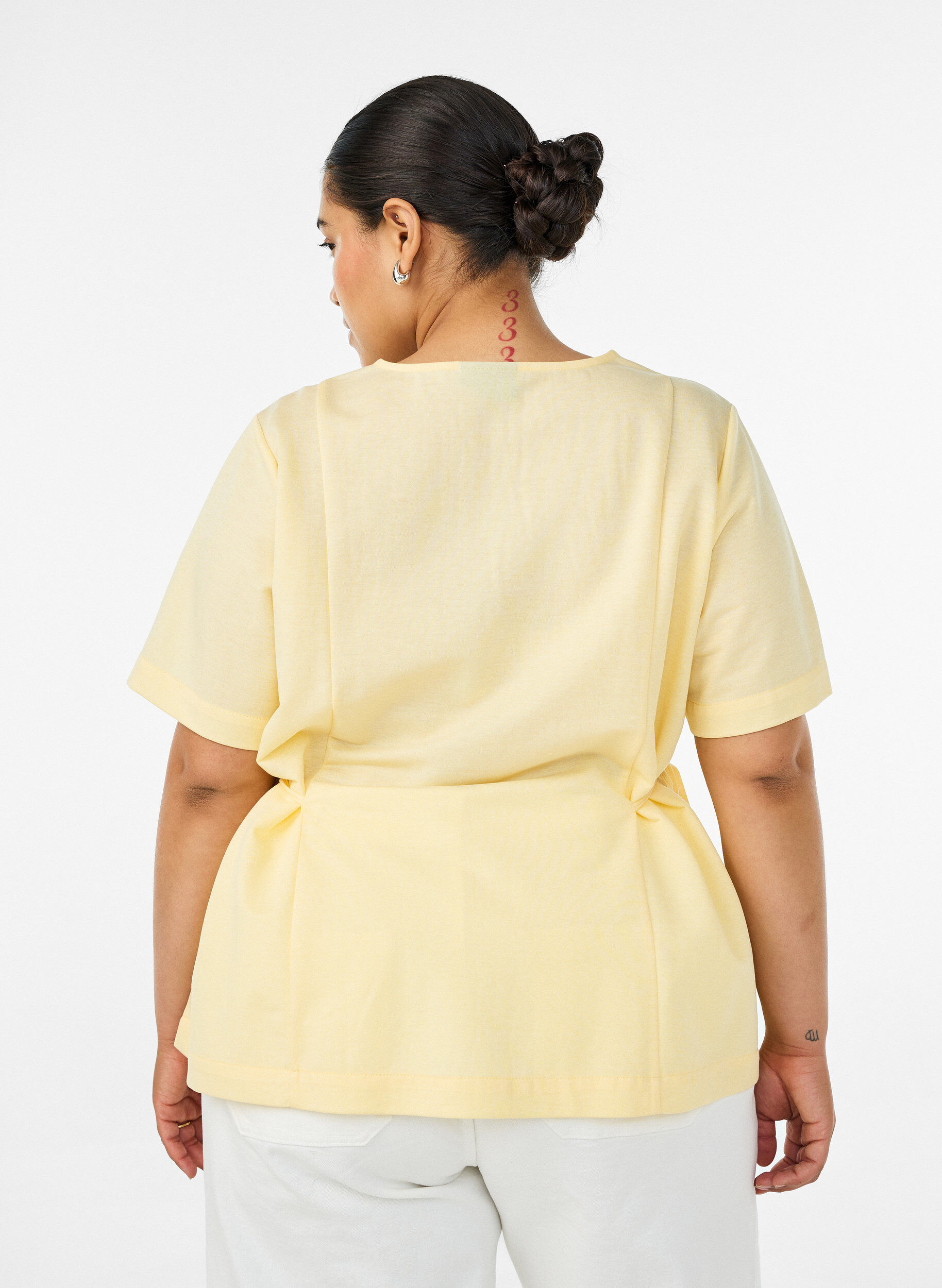 ZizziBluse i bomullsblanding med V-hals og knyteb&aring;nd, Gul, Model image number 2
