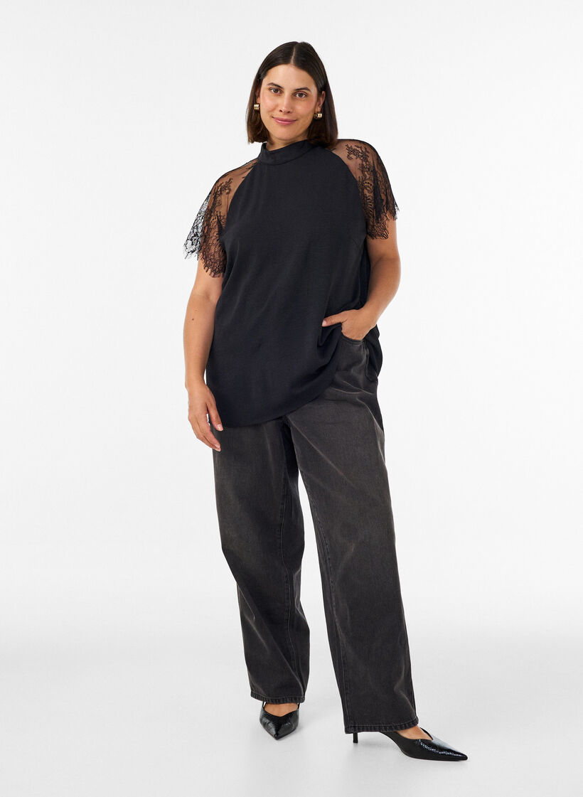 Bluse med korte blondeermer og h&oslash;y hals, Svart, Model image number 1