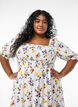 Blomstrete midikjole av viskose med smock, Hvit, Model image number 2