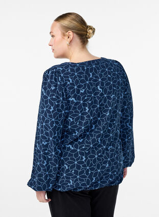 Zizzi Langermet bluse med blomsterbroderi, Blå, Model image number 2