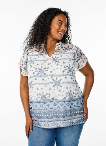 Zizzi Mønstret bluse med volanger og korte ermer, Hvit, Model image number 0