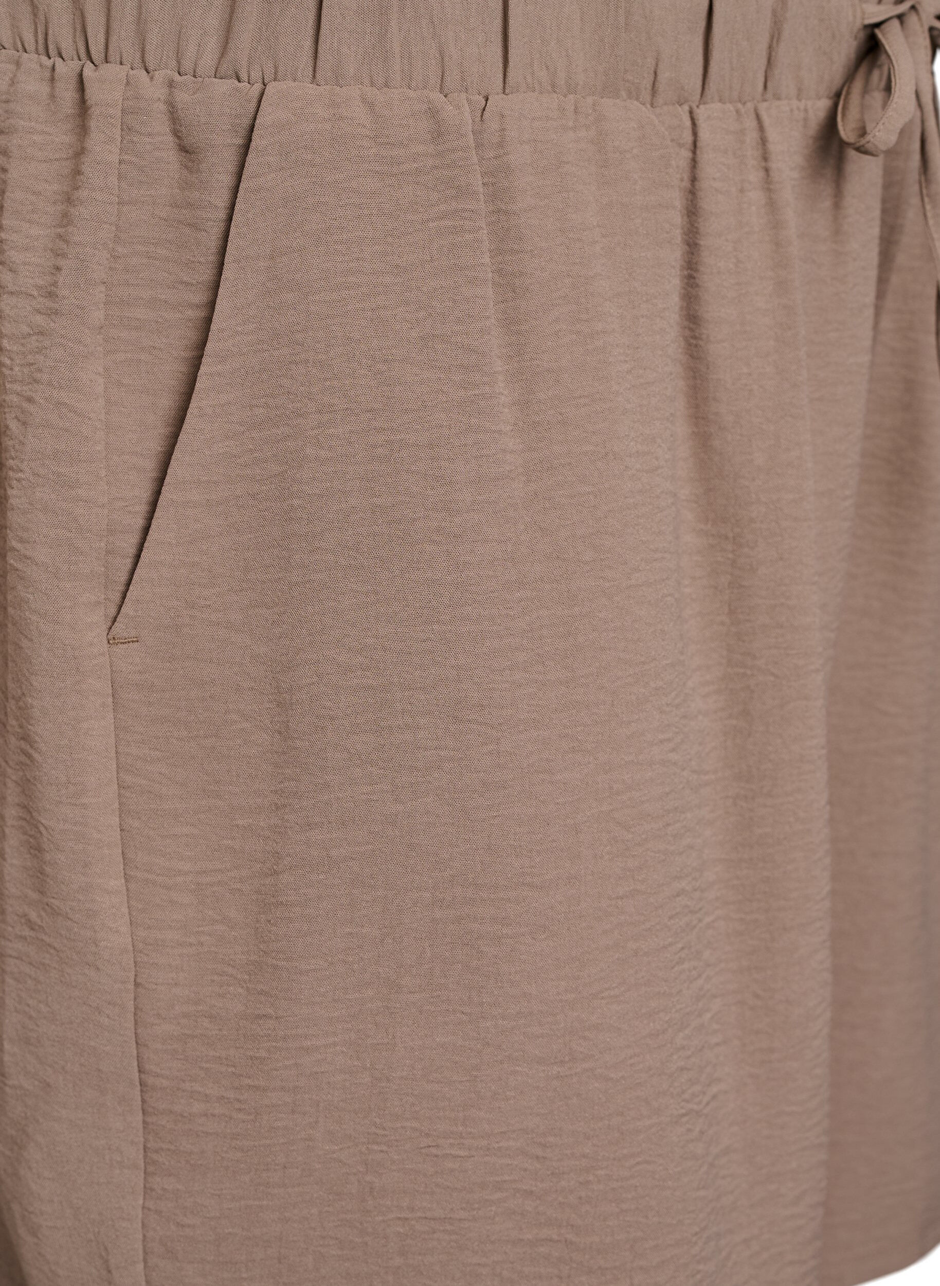 ZizziShorts med lommer og elastisk linning, Brun, Packshot image number 2