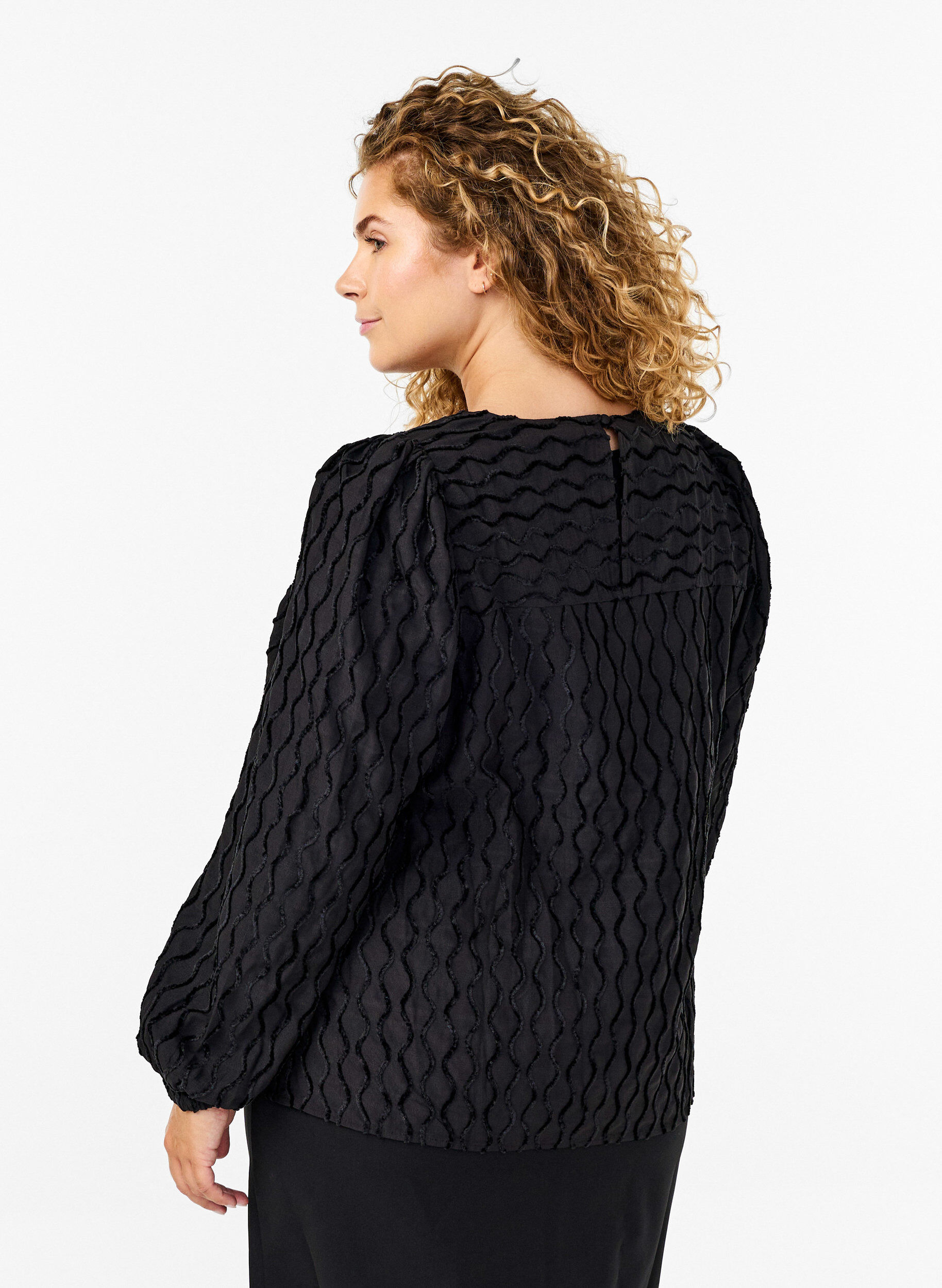 Zizzi Langermet m&oslash;nstret bluse med V-hals, Black, Model image number 1