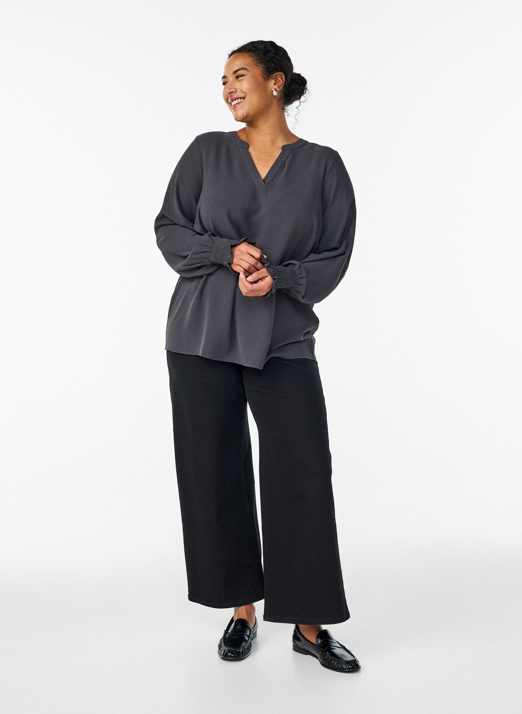 Zizzi Bluse med smockmansjetter og V-hals, Gr&aring;, Model image number 1