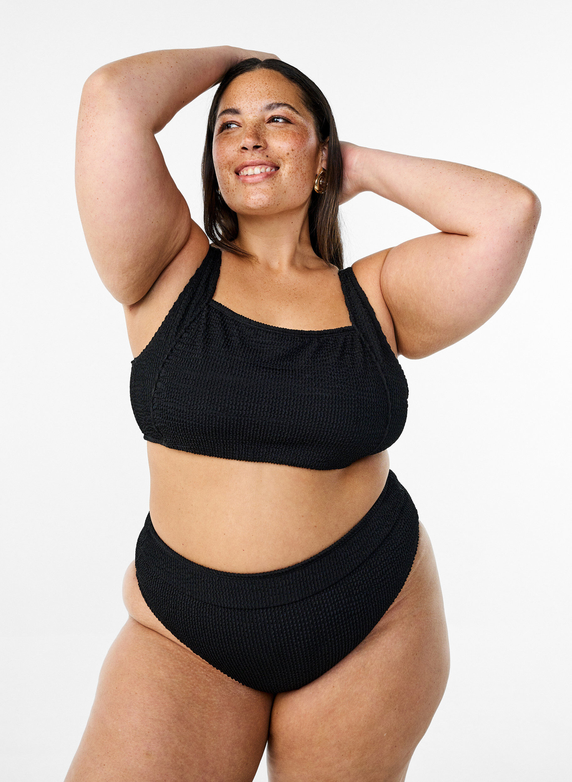 Brasilianske bikinitruser i crepe, Svart, Model