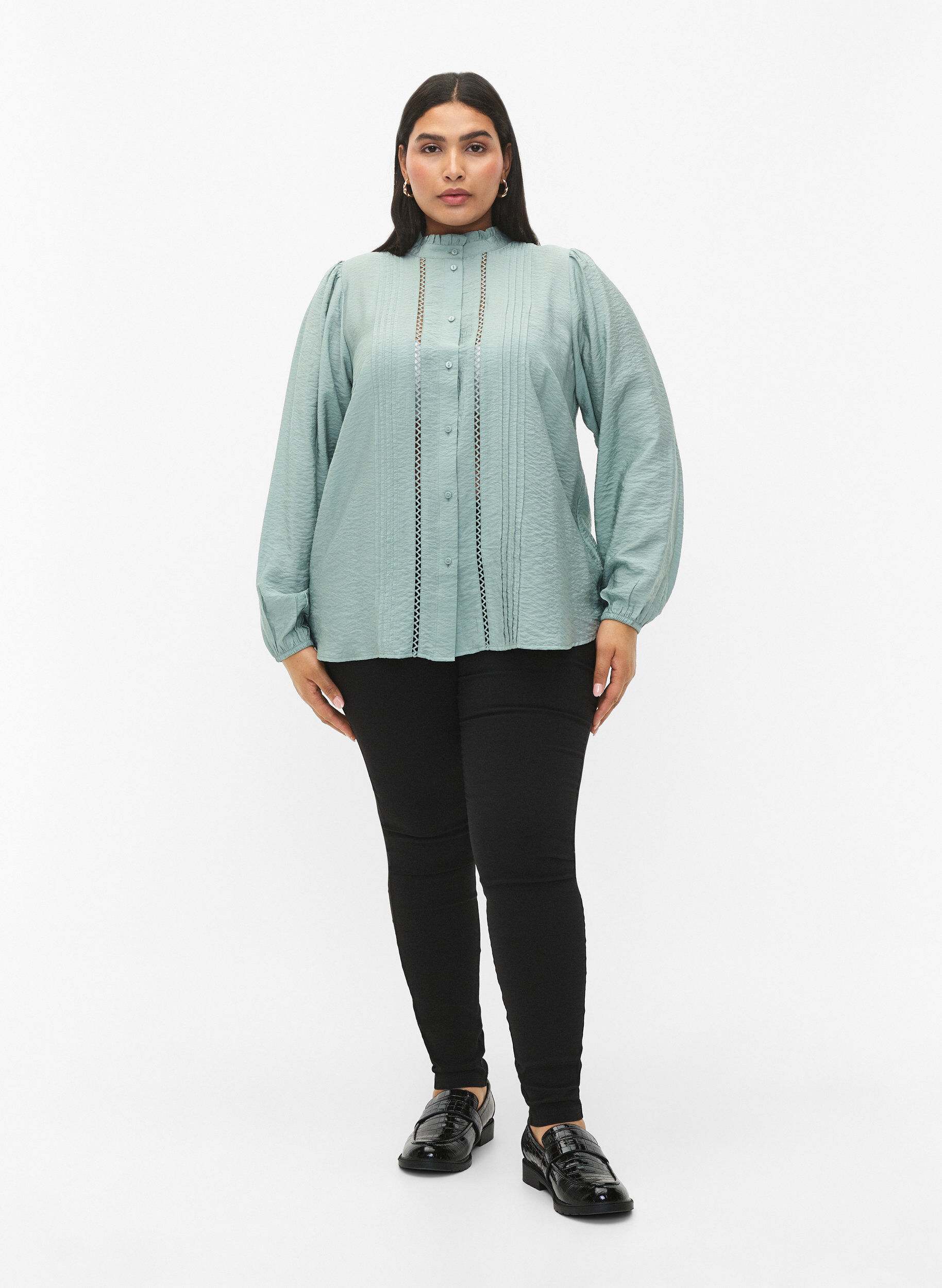 Zizzi Skjortebluse i viskose med volangkrage, Chinois Green, Model image number 2