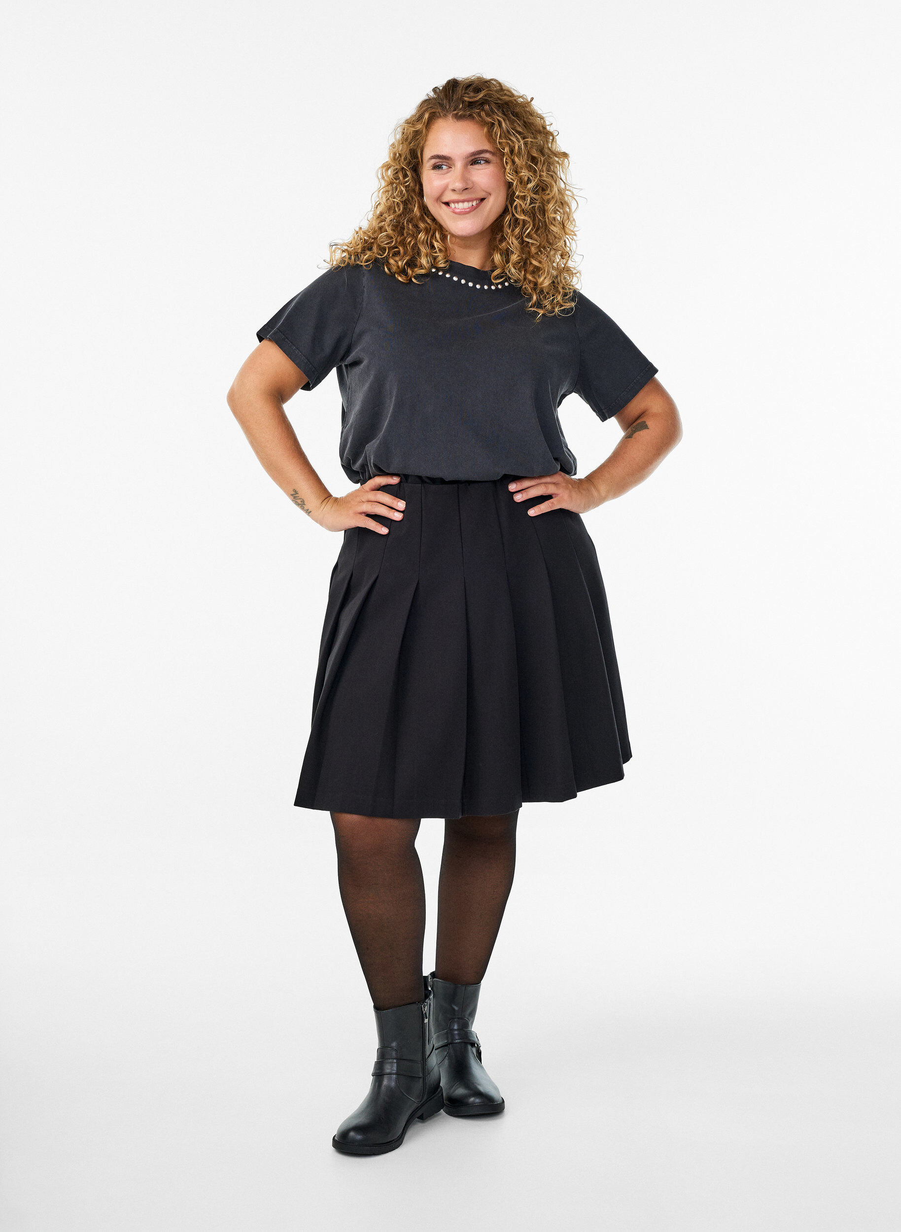 ZizziKort plissert skj&oslash;rt med elastisk midje, Svart, Model image number 1