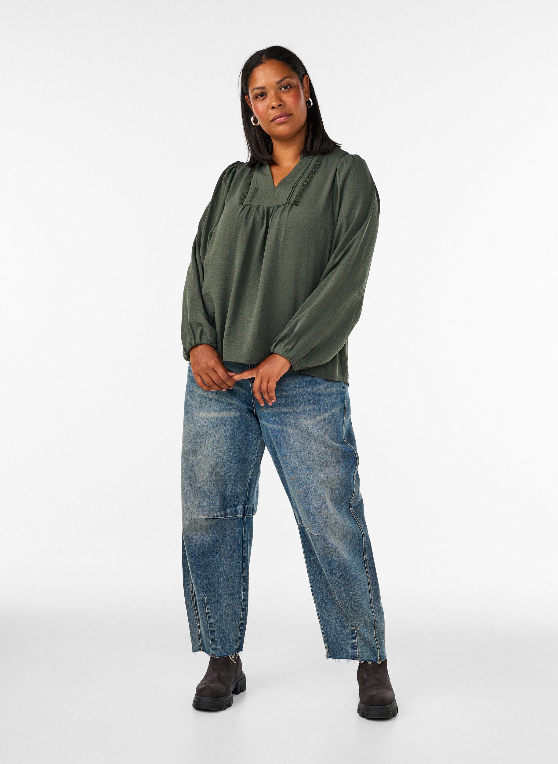 ZizziBluse med V-hals og heklet b&aring;nd, Gr&oslash;nn, Model image number 1