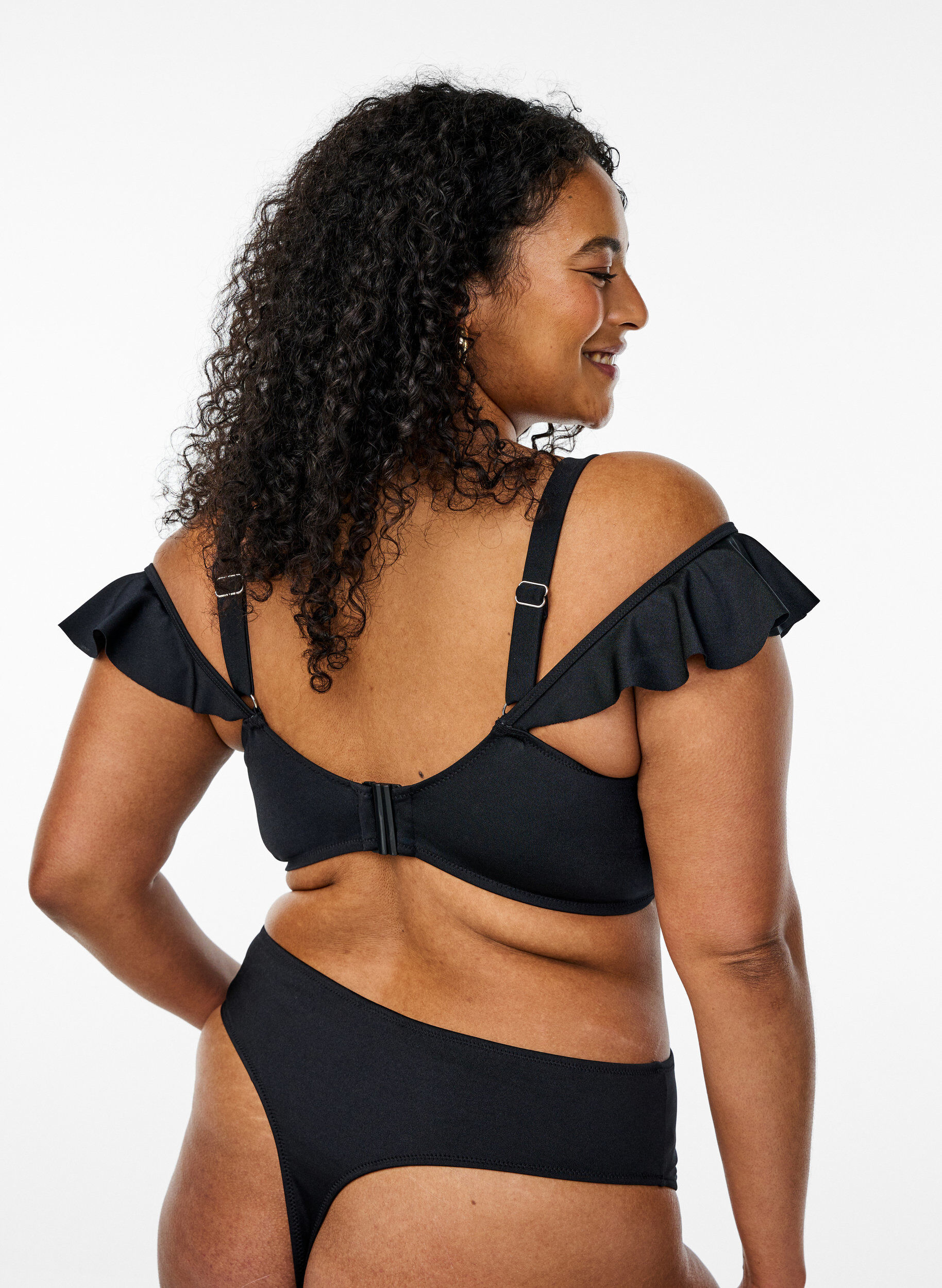 Zizzi Bikinitopp med volanger og b&oslash;yle, Svart, Model image number 2