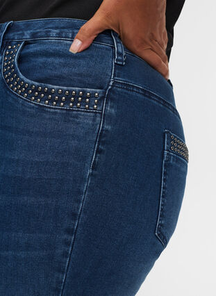 Nille jeans med høyt liv og nagler, Medium Blue denim, Model image number 2