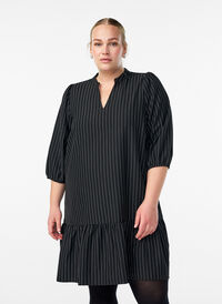 Kort A-linje kjole med nålestriper og volangkant, Svart Kort A-linje kjole med nålestriper og volangkant, Svart, Model
