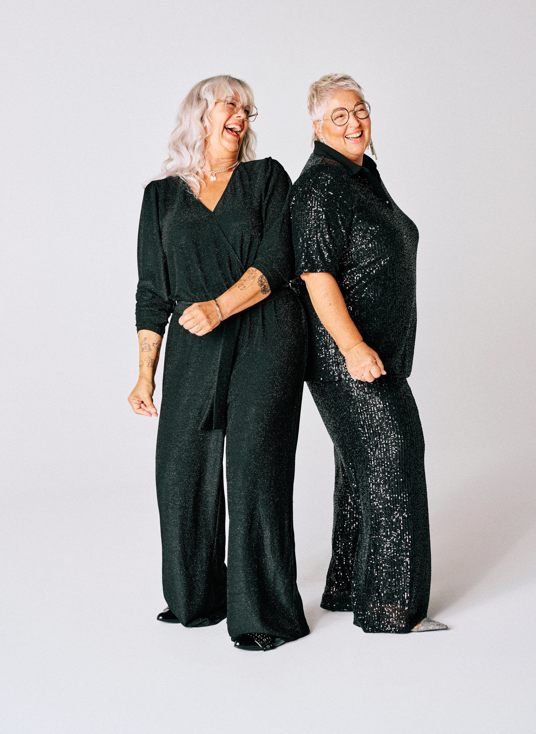 Zizzi Bluse med paljetter, poloskjorte-krage og korte ermer, Svart, Image image number 0