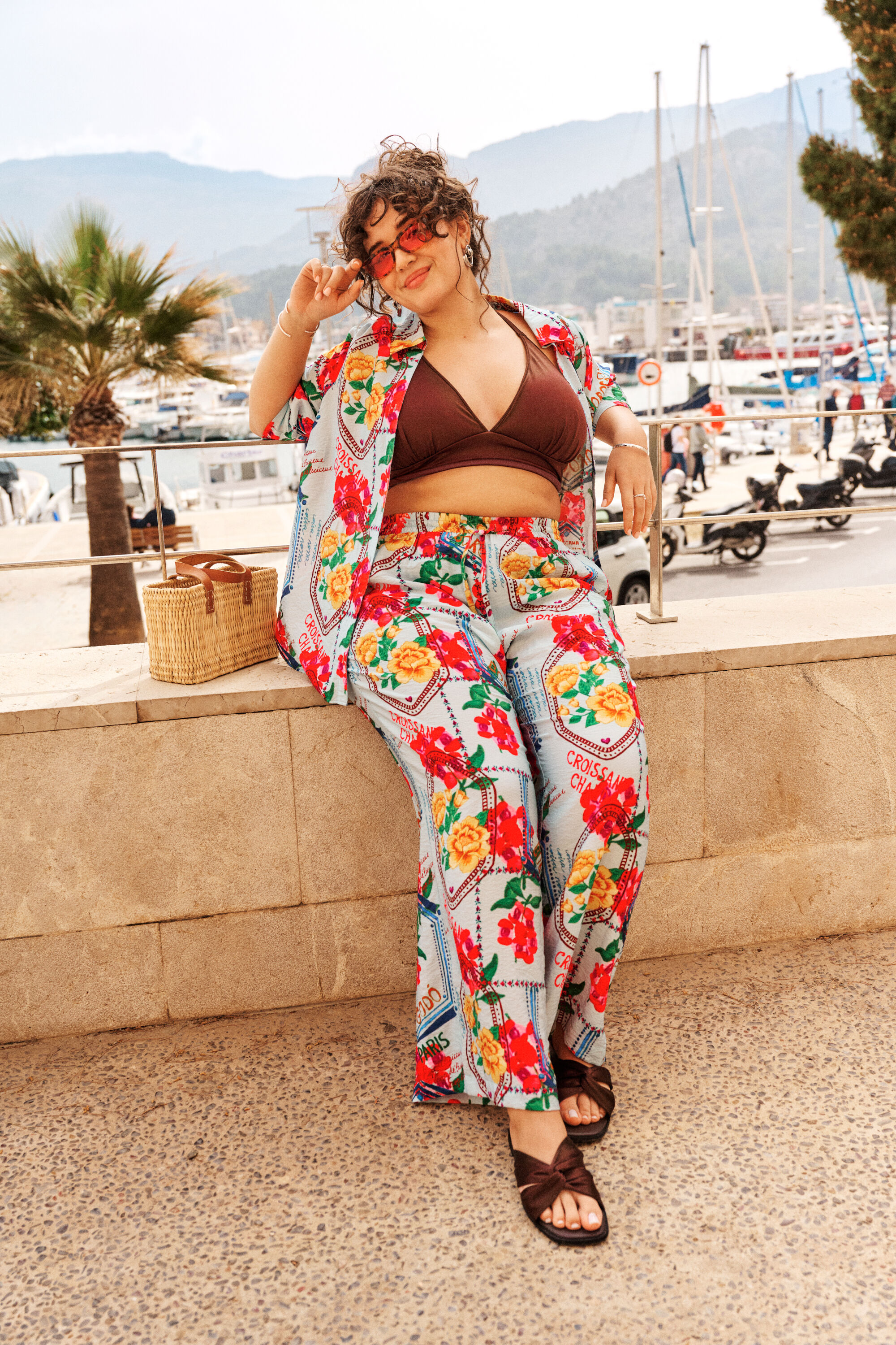 Fargerik feriestemning ved havnen, , Model