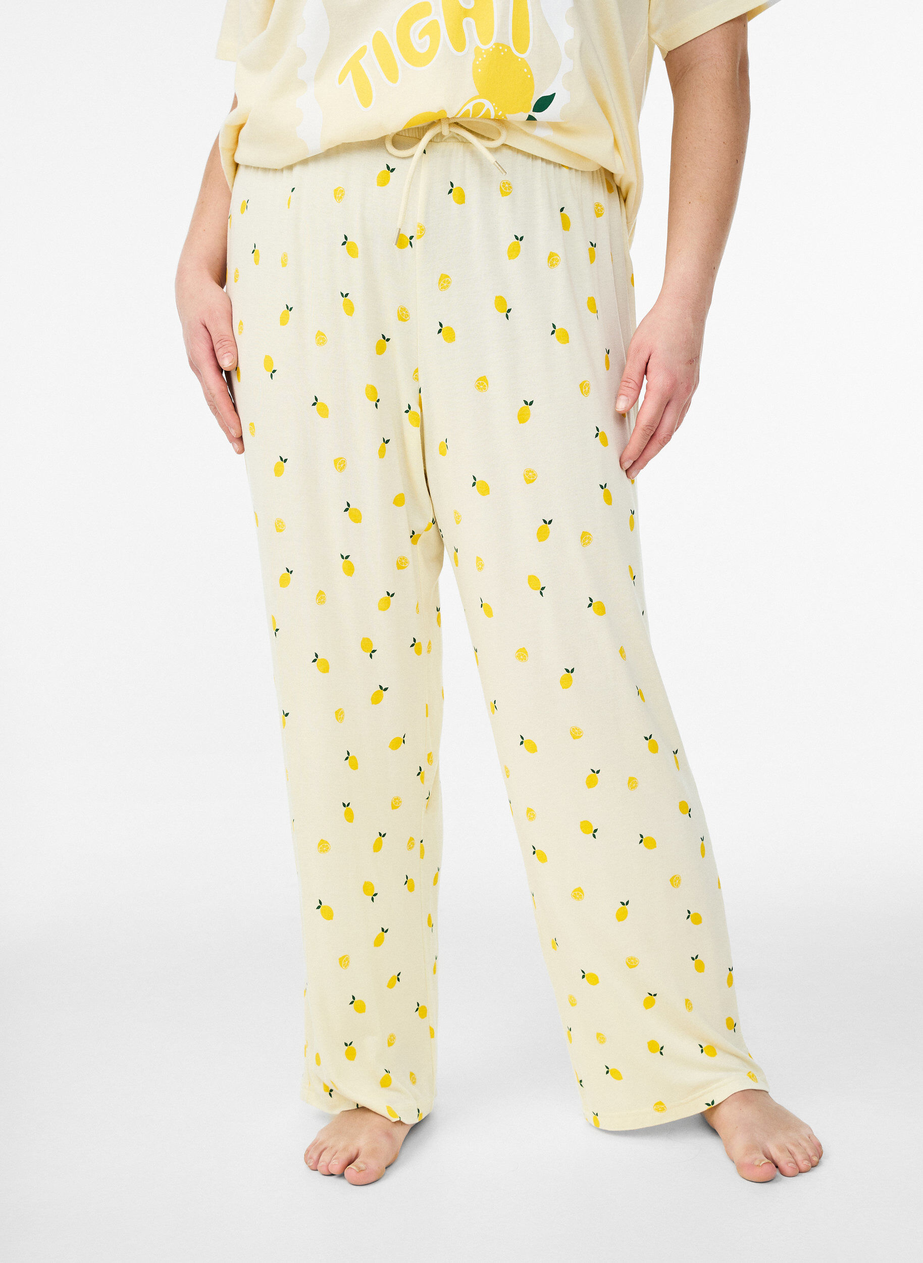 Zizzi Pyjamasbukse i mykt jerseystoff med h&oslash;y midje og frukttrykk, Gul, Model image number 2