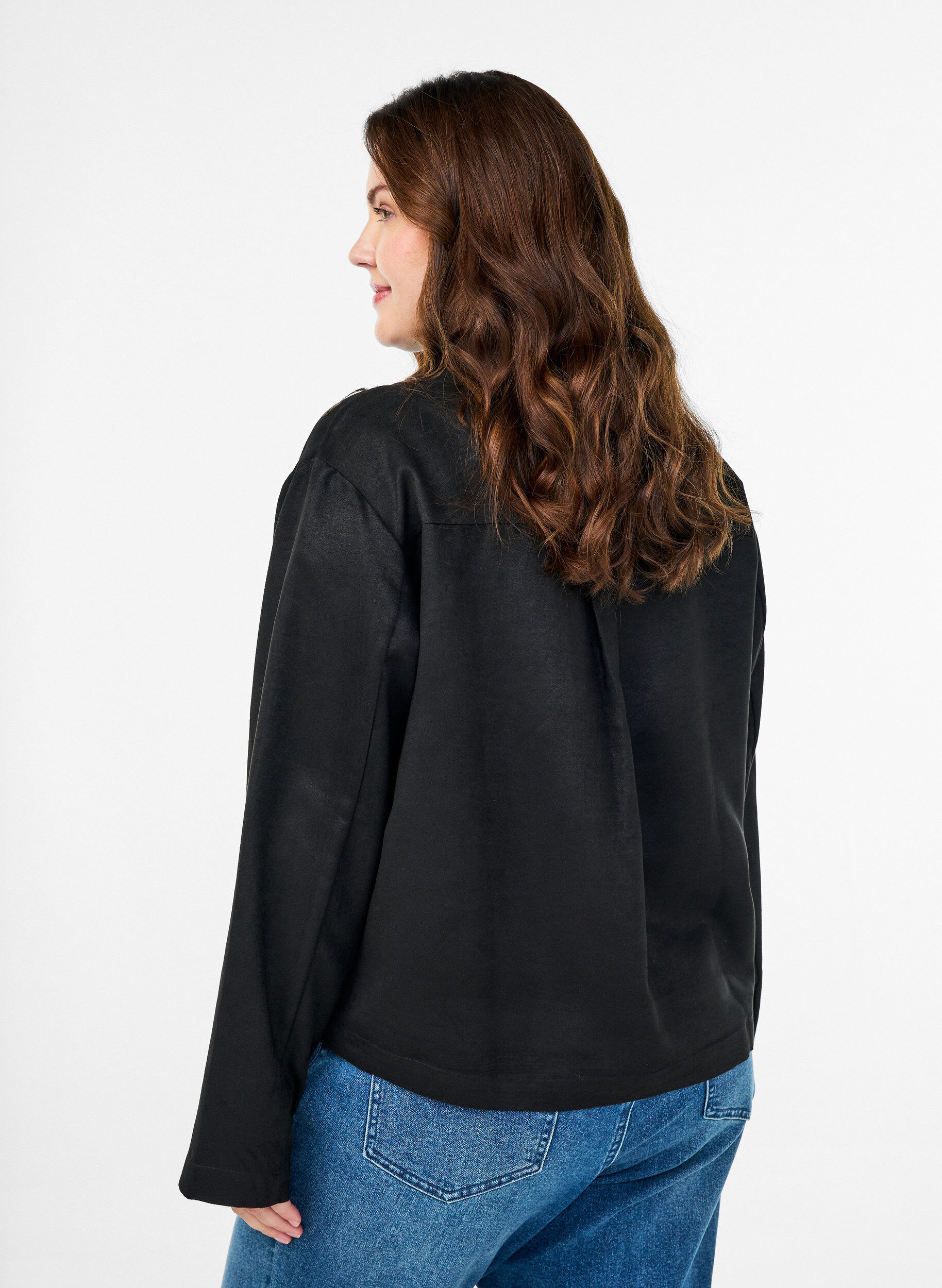 Zizzi Kort jakke i imitert semsket stoff med lommer, Svart, Model image number 2