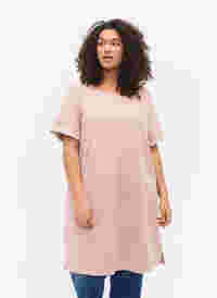Kjole med korte ermer og splitt, Adobe Rose, Model