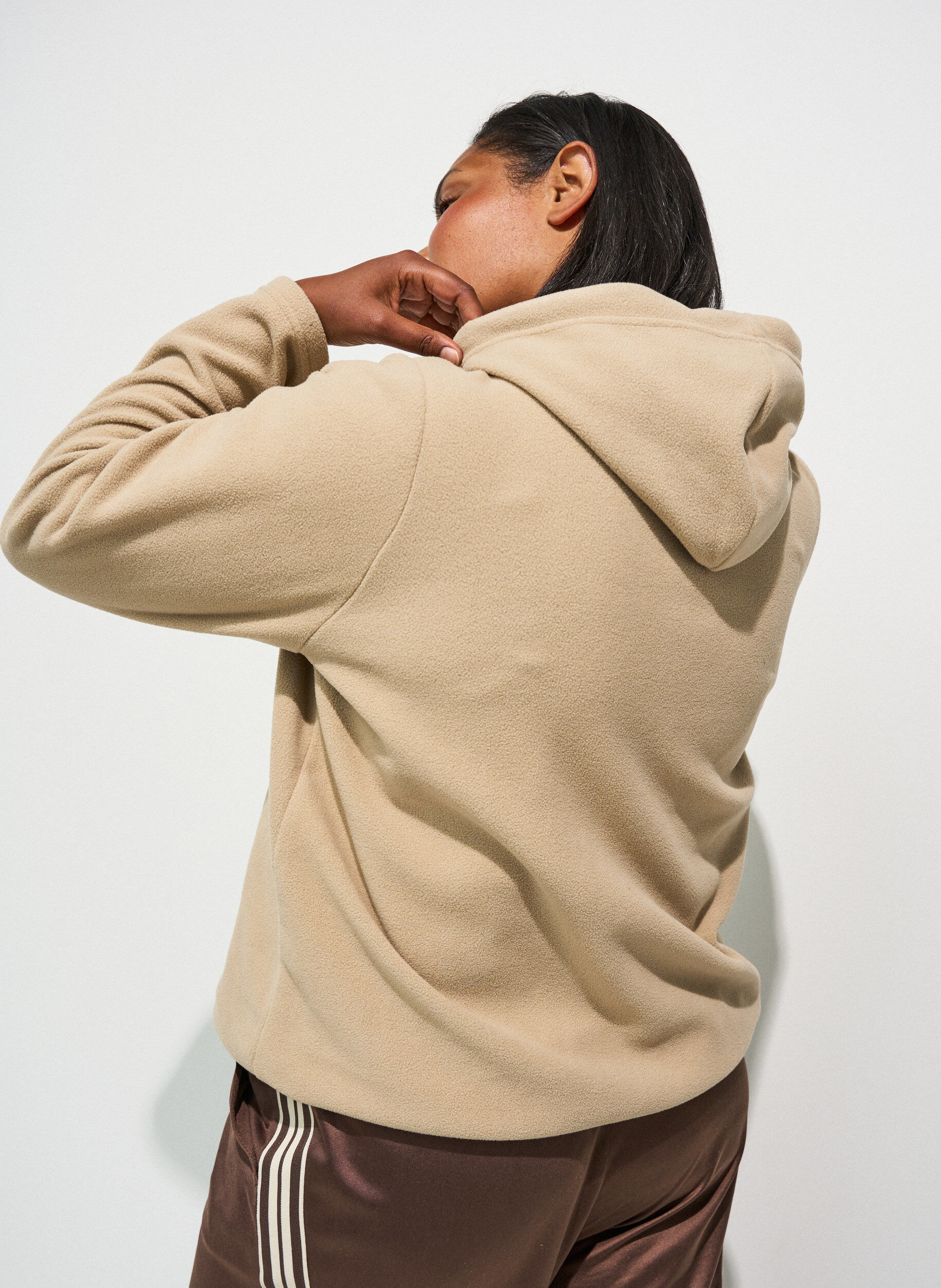 ZizziFleece hettegenser med h&oslash;y hals og brodert tekst, Beige, Model image number 1