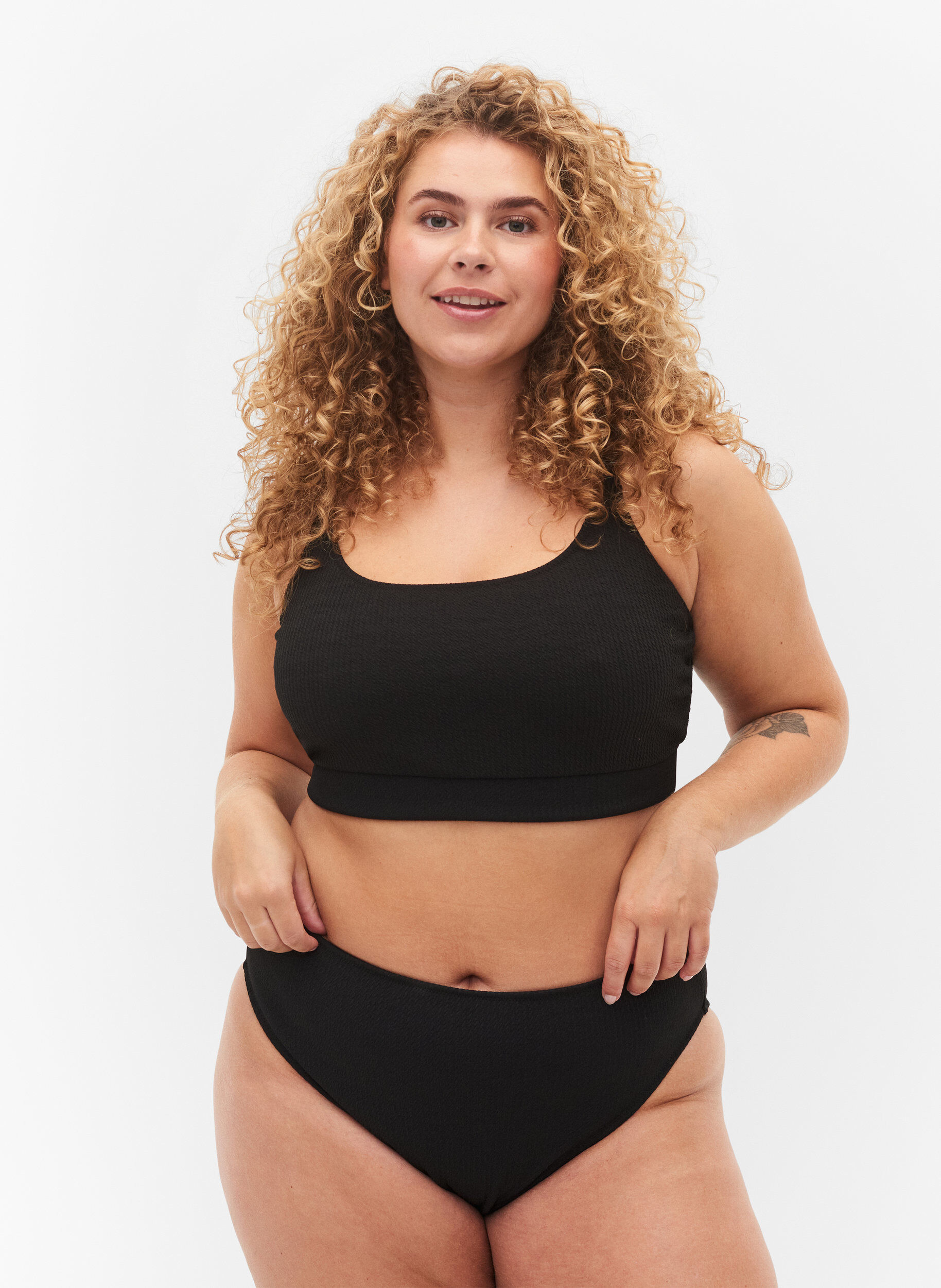 Zizzi Bikinitruse med h&oslash;yt liv og kreppmateriale, Black, Model image number 0