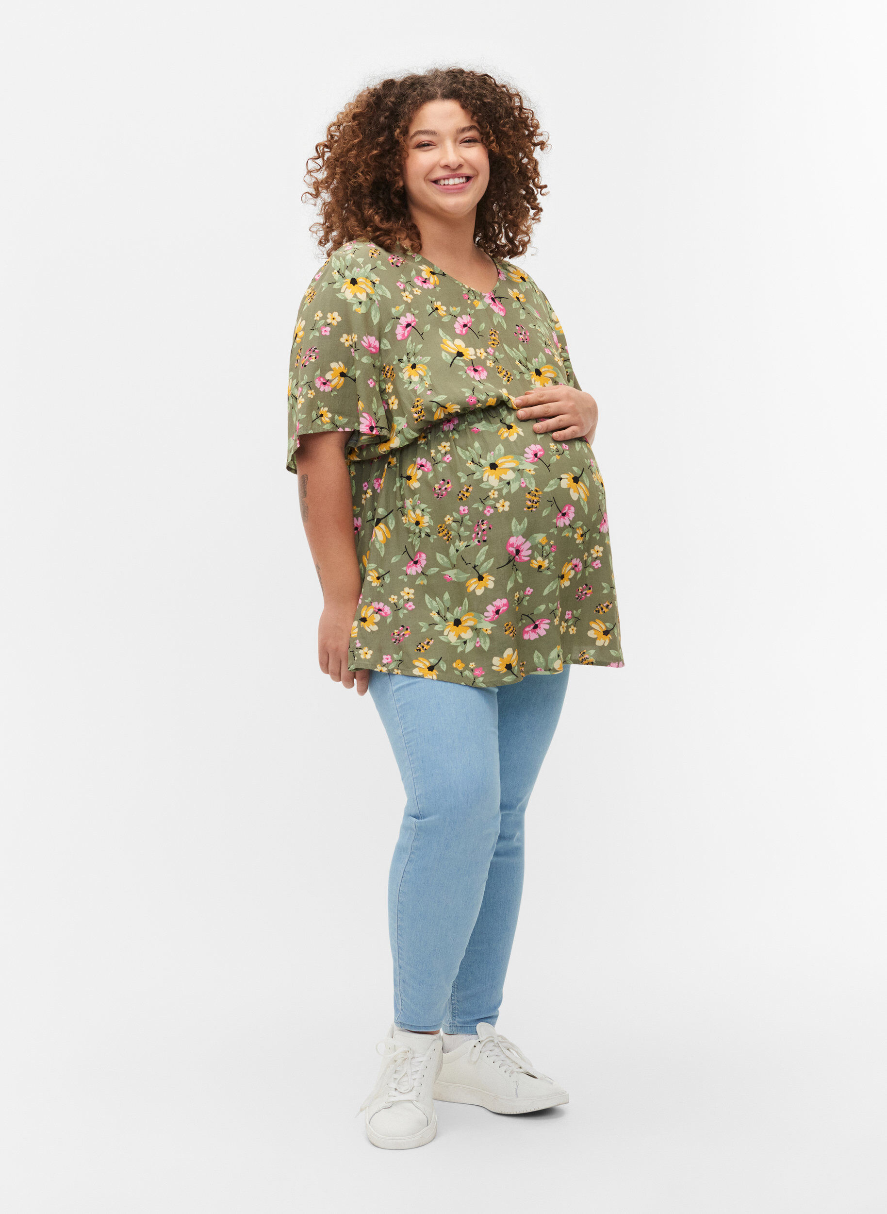 Zizzi Blomstrete bluse til gravide i viskose, Green Flower Print, Model image number 2