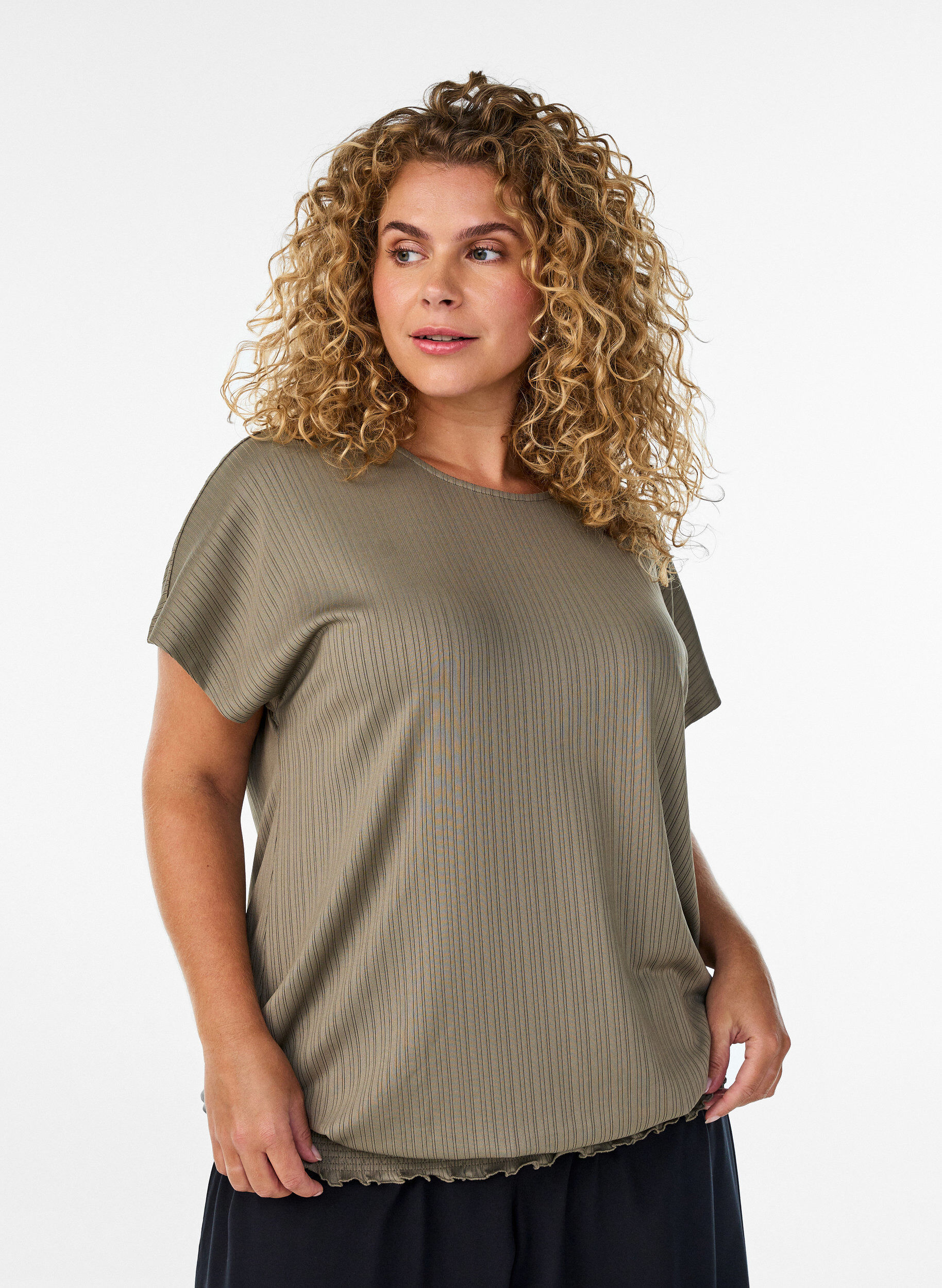 Jerseybluse med teksturerte striper og en smocket fold, Brun, Model