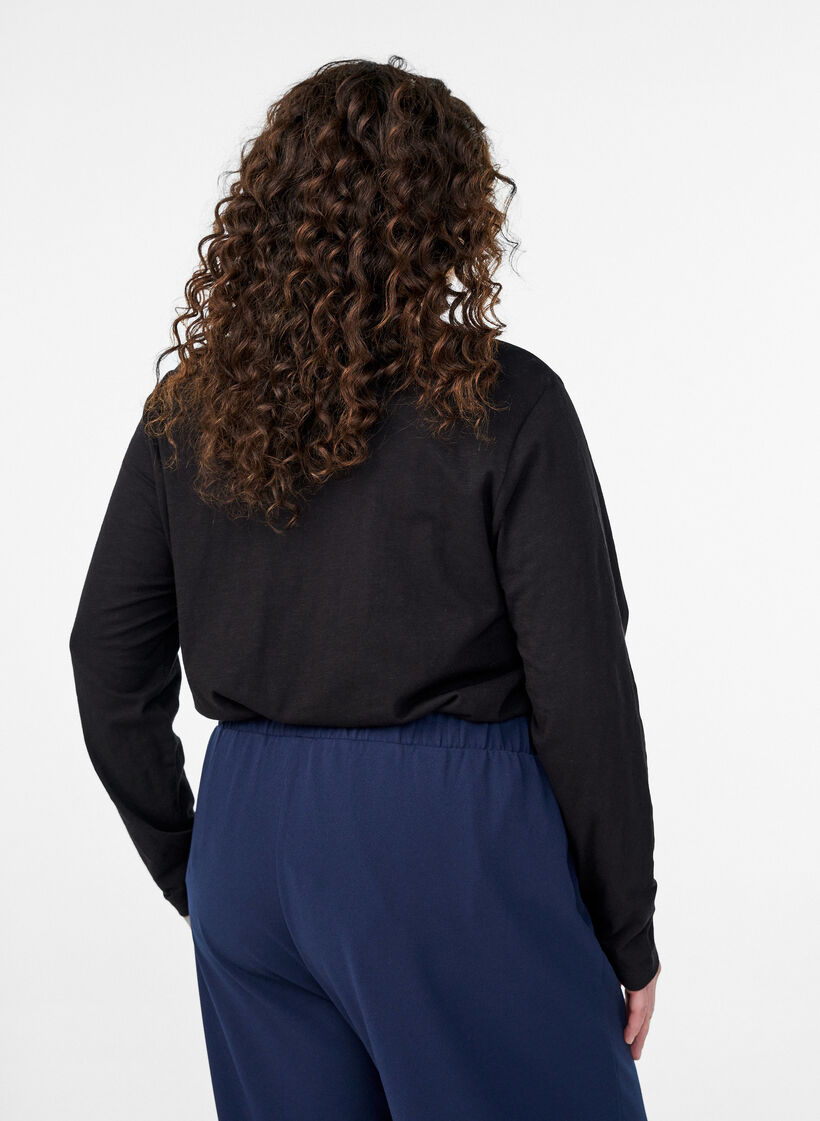 Langermet t-skjorte med V-hals og knapper, Svart, Model image number 2
