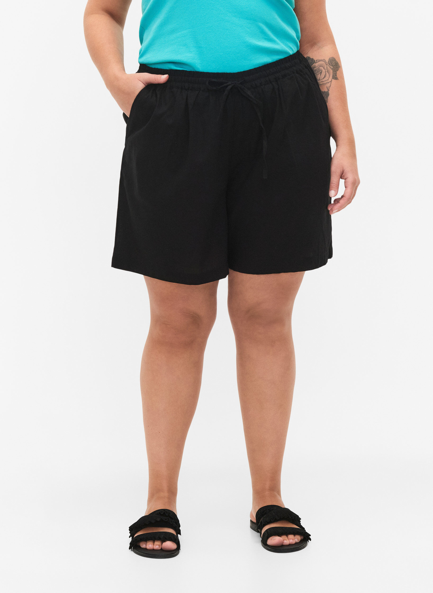 Zizzi L&oslash;s shorts i bomullsblanding med lin, Black, Model image number 2