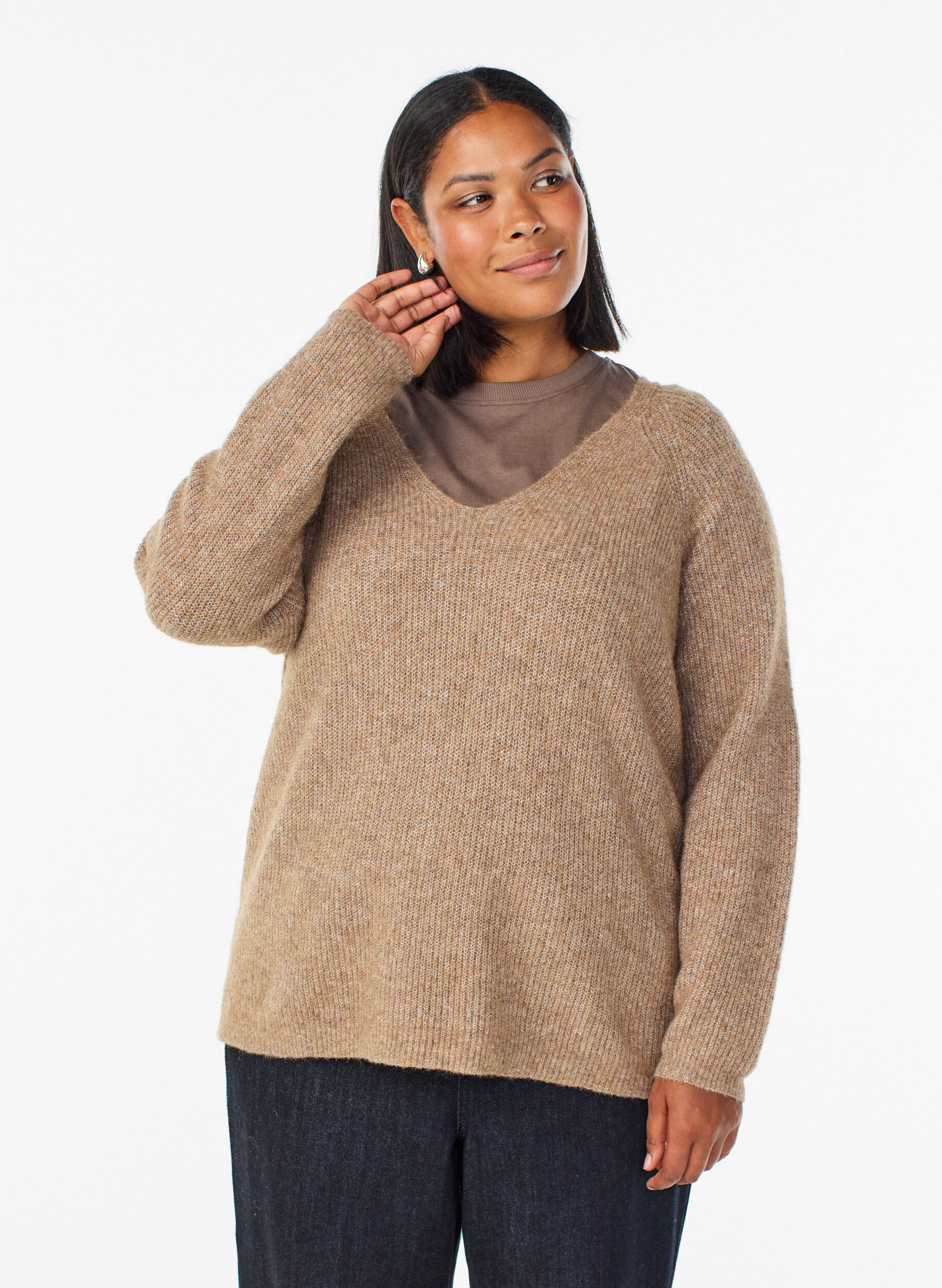Strikkebluse med V-hals og raglanermer, Brun, Model