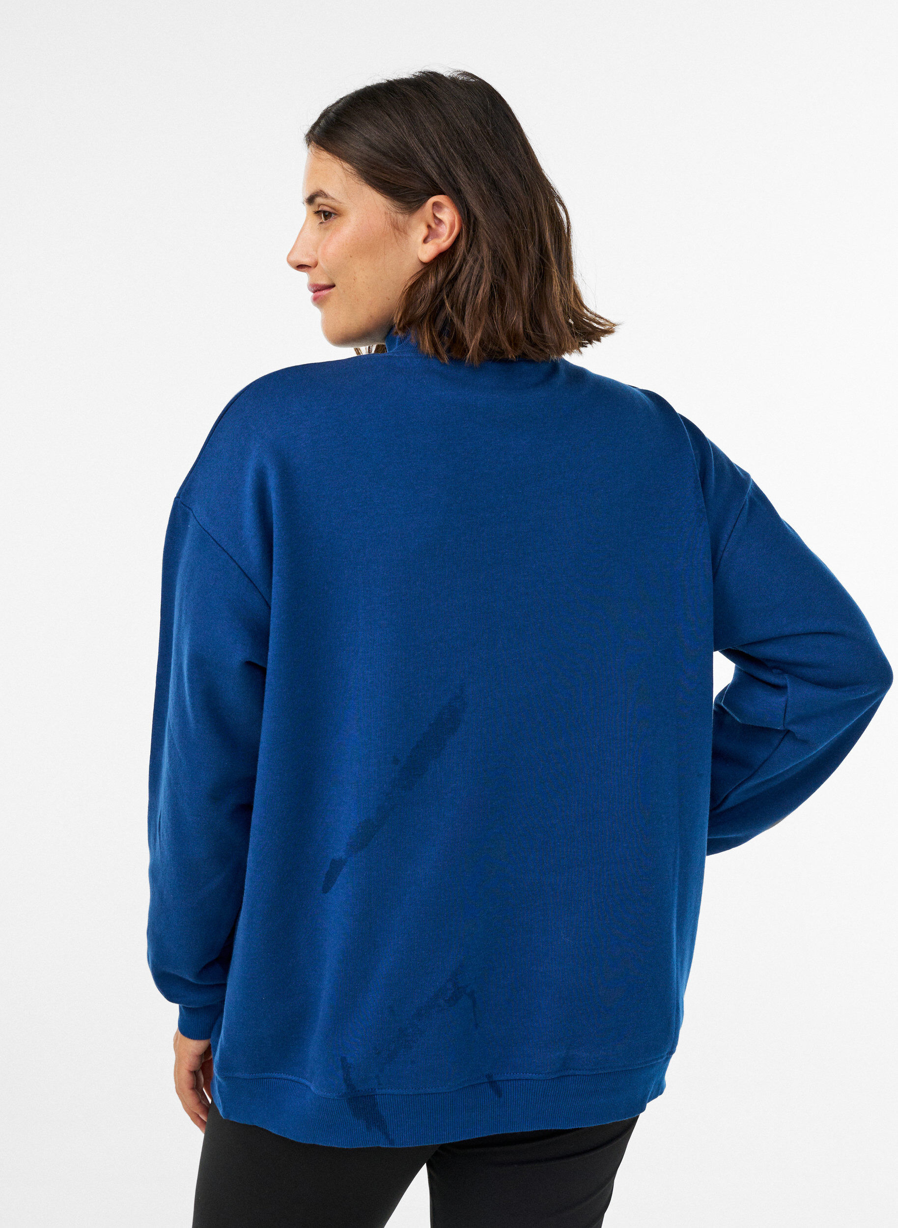 ZizziGenser med h&oslash;y hals og sporty motiv p&aring; forsiden, Bl&aring;, Model image number 2