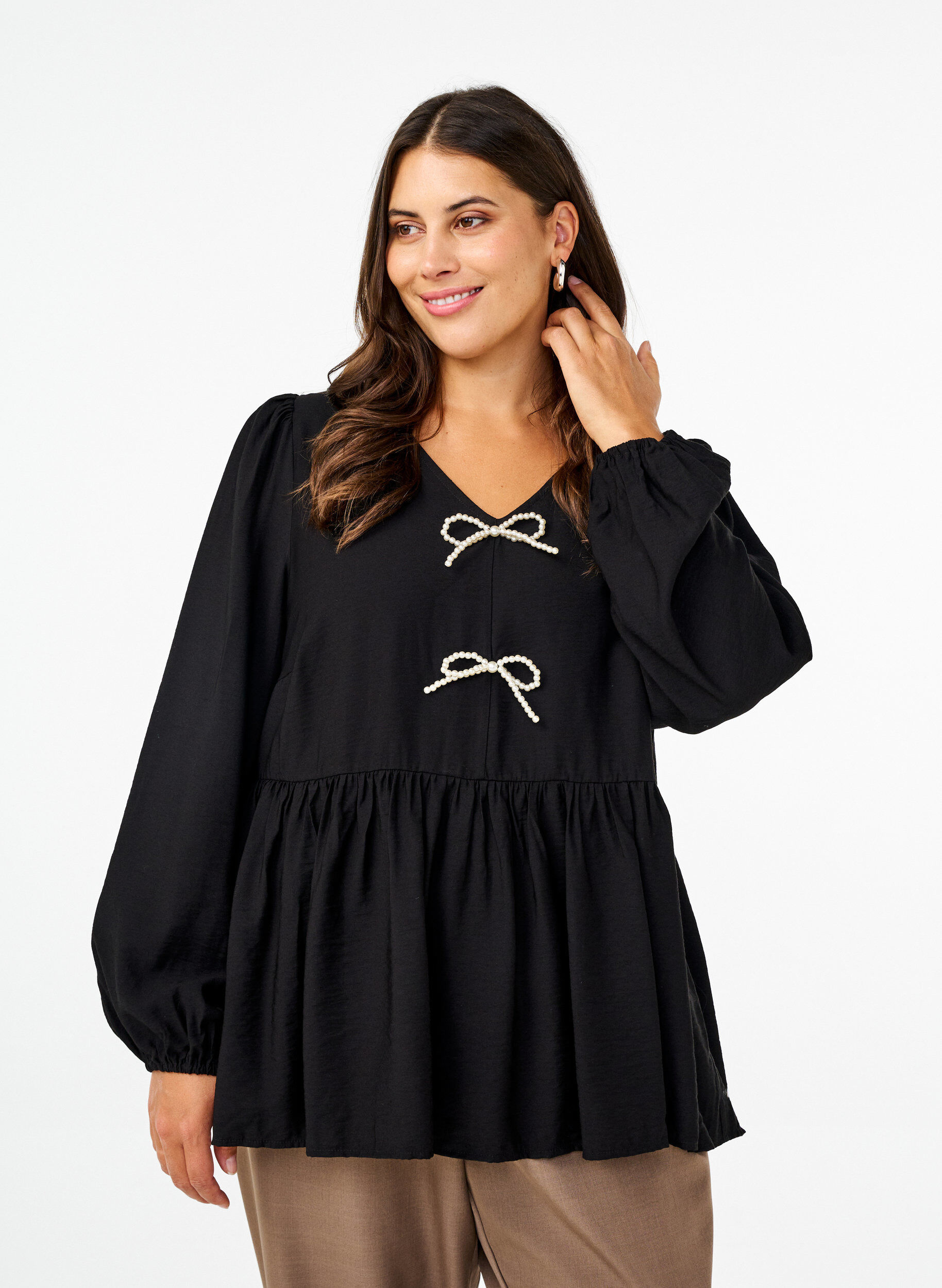 Zizzi Bluse med perlesl&oslash;yfer og lange ermer, Black, Model image number 0