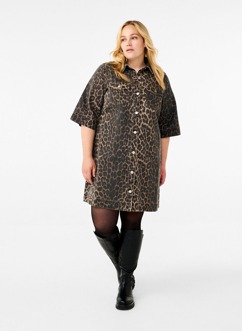 Kortermet denimkjole med leopardmønster, LEO AOP, Model image number 2