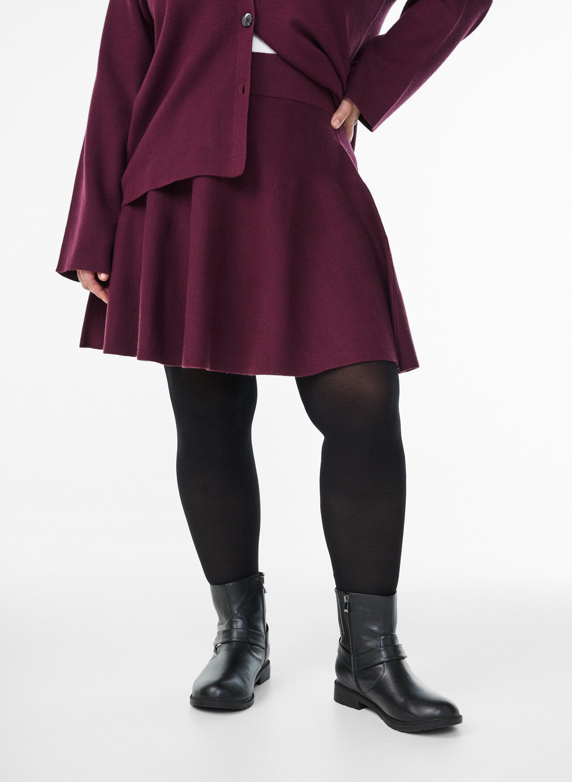 Zizzi Kort strikket A-linjeformet skj&oslash;rt, M&oslash;rk Bordeaux, Model image number 3