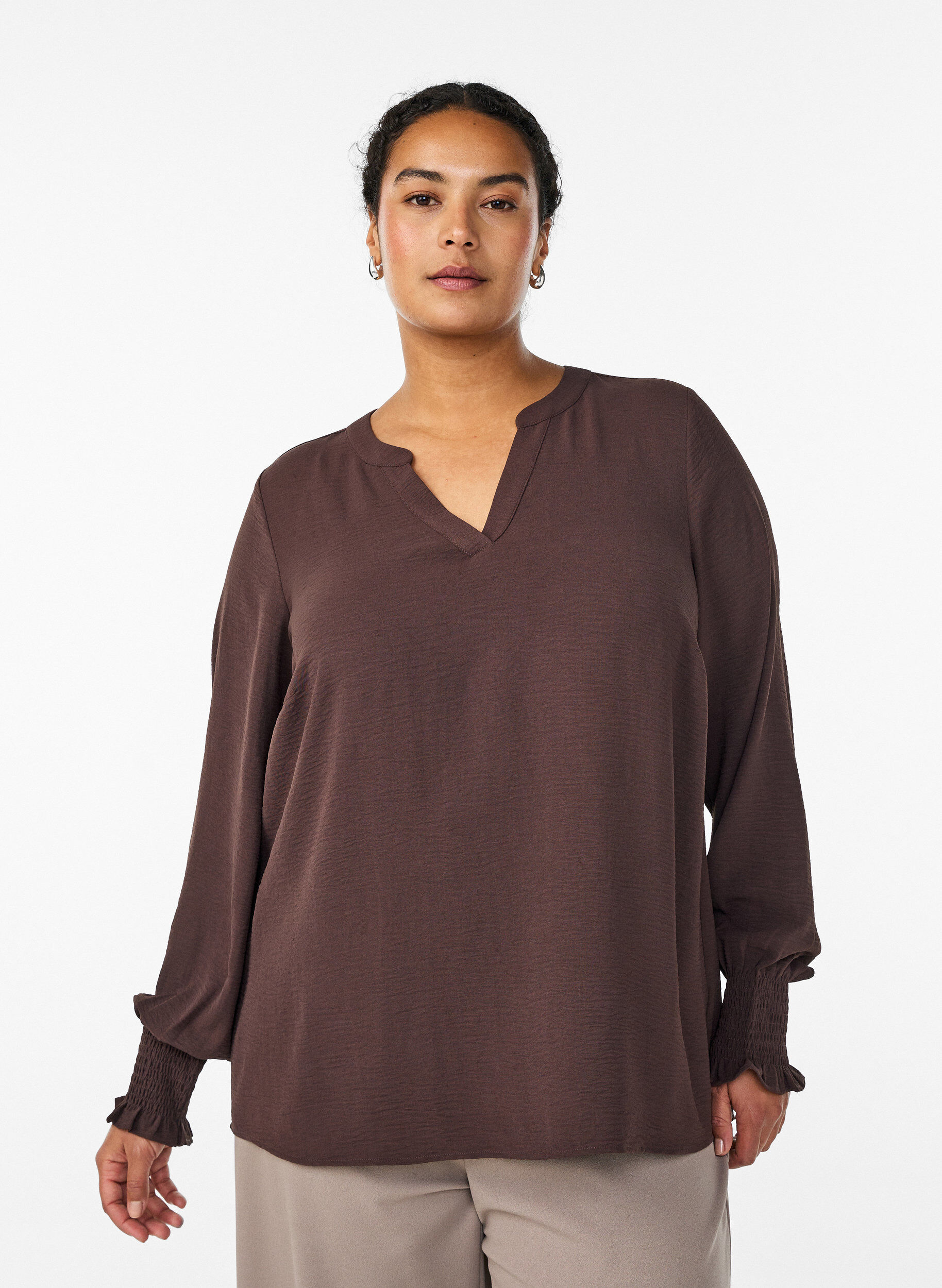 Bluse med smockmansjetter og V-hals, Brun, Model