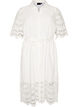 Skjortekjole i broderie anglaise med knytebelte, Hvit, Packshot image number 0