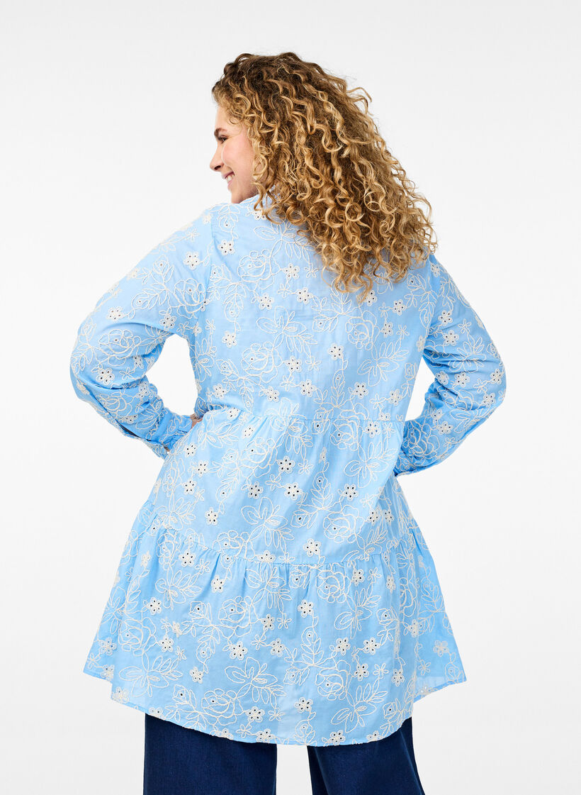 Kjole med broderte blomster og lange ermer, Della Robbia Blue, Model