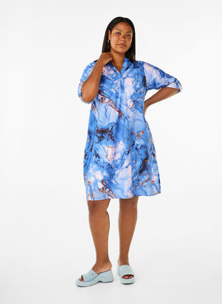 Zizzi Skjortekjole i viskose med marmortrykk, Palace Blue AOP, Model image number 2