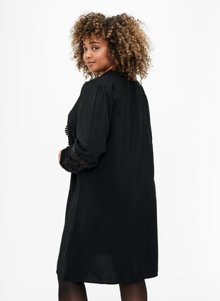 Zizzi Kjole i viskose med heklede detaljer, Black, Model image number 1