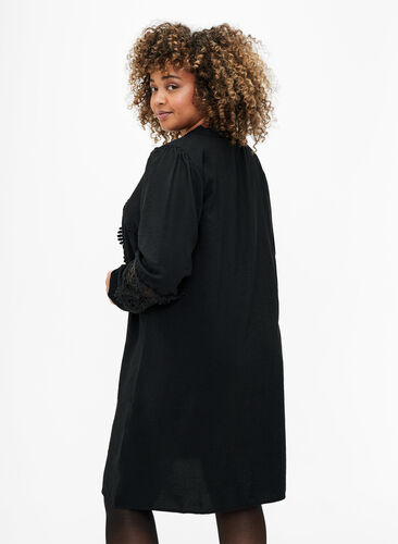 Zizzi Kjole i viskose med heklede detaljer, Black, Model image number 1